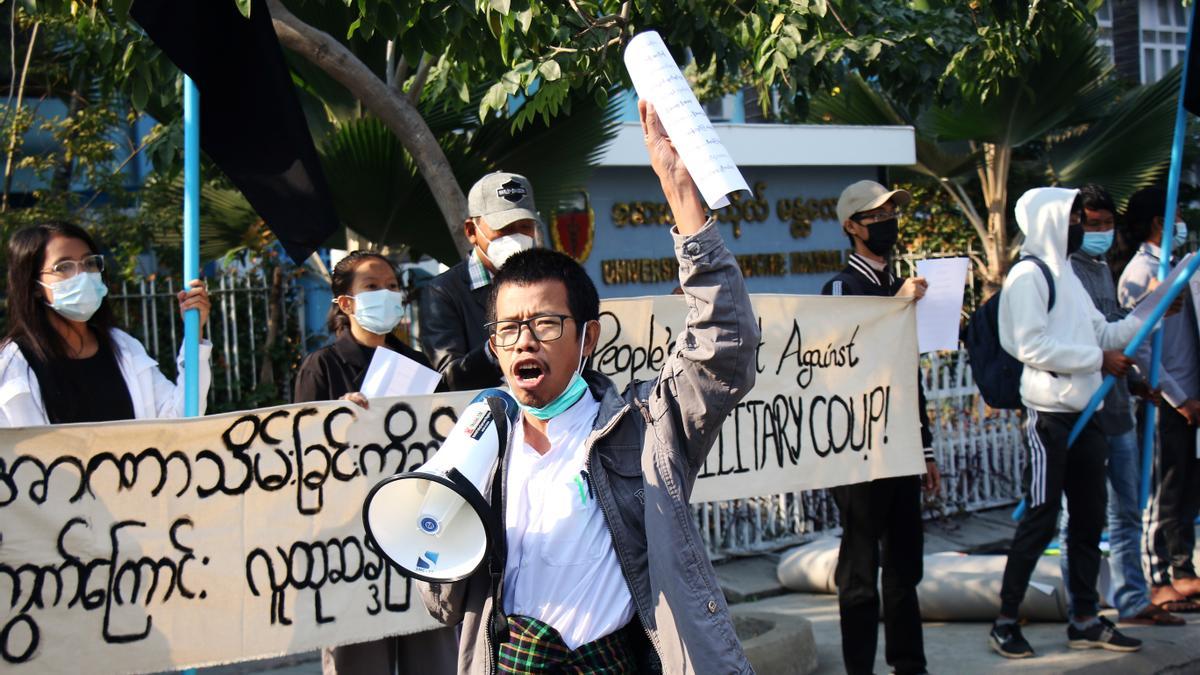 Un grupo de manifestantes protestan contra el golpe militar birmano frente a la Universidad de Mandalay, este jueves.