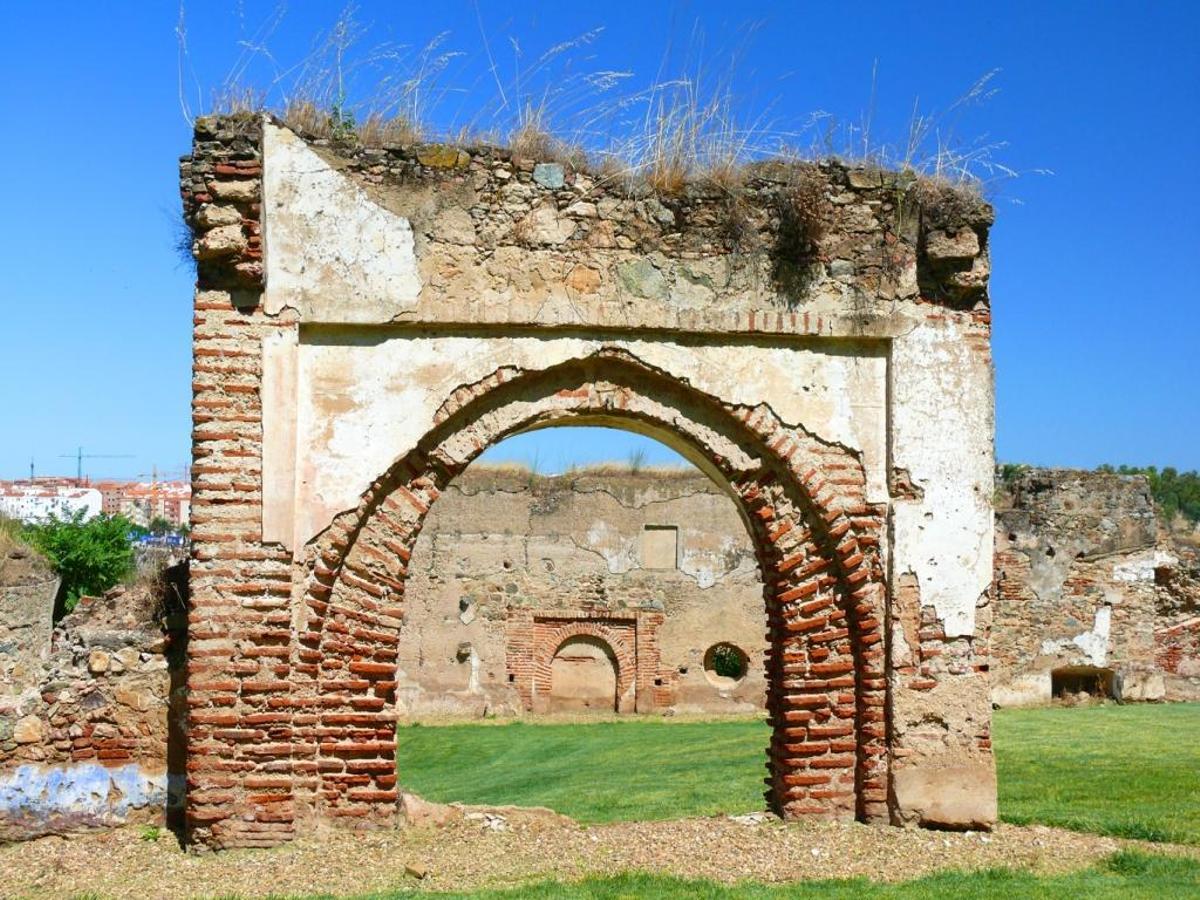 El Hospital de los Caballeros pudo tener su acceso principal por una puerta de estilo mudéjar con doble arco, uno de medio punto y el exterior ojival, ambos de ladrillo.