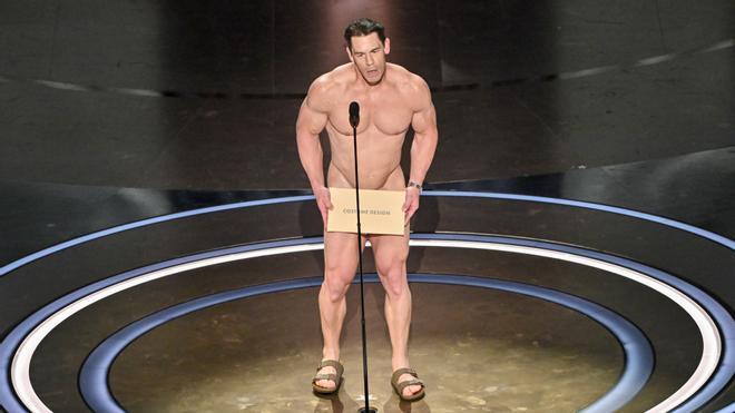 John Cena presenta el Oscar a mejor vestuario 2024 totalmente desnudo
