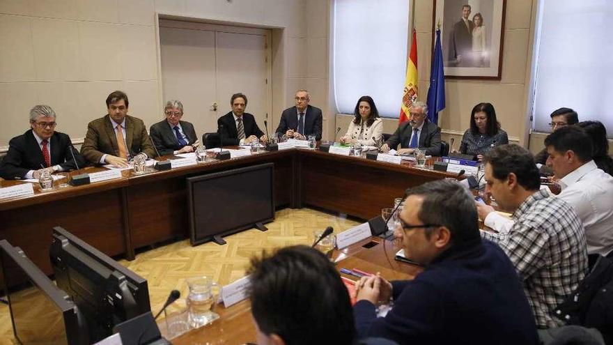 Julio Gómez-Pomar, durante la reunión con representantes de la estiba y la patronal Anesco. // Efe