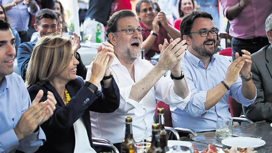 Rajoy celebra el primer gol de España en la terraza del café Atlántico de Santa Cruz de Tenerife.