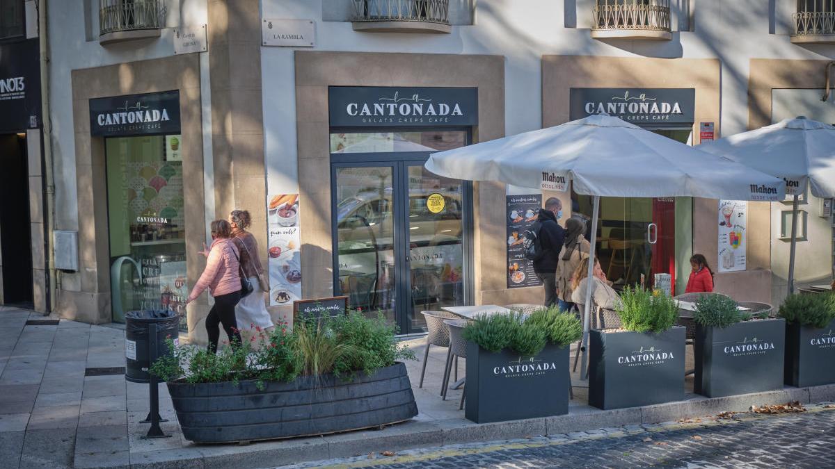 La terrassa i la façana de La Cantonada.