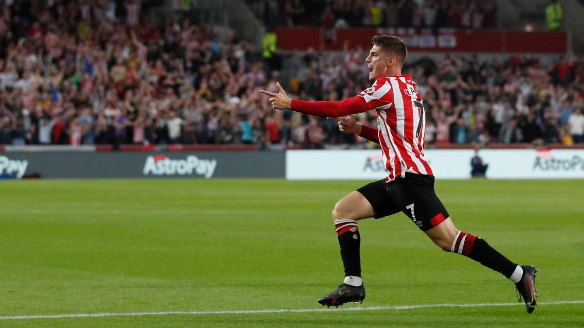 Sergi Canós celebra el gol del Brentford en la Premier ante el Arsenal