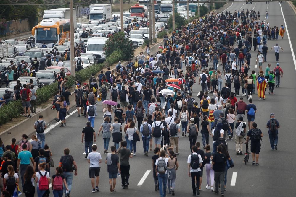 Milers de persones a l'aeroport del Prat
