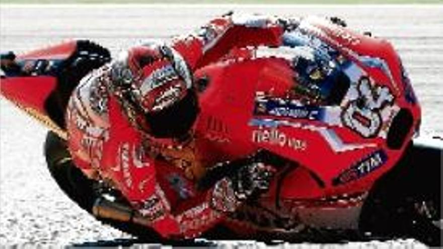 Dovizioso domina la jornada i Barberà veu com se li crema la moto