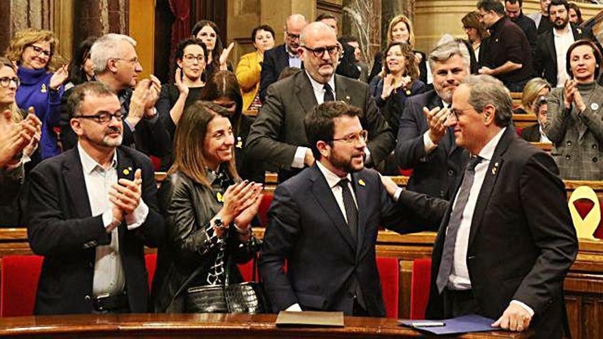 El president de la Generalitat, Quim Torra, i el vicepresident, Pere Aragonès, abraçant-se en un ple al Parlament de Catalunya