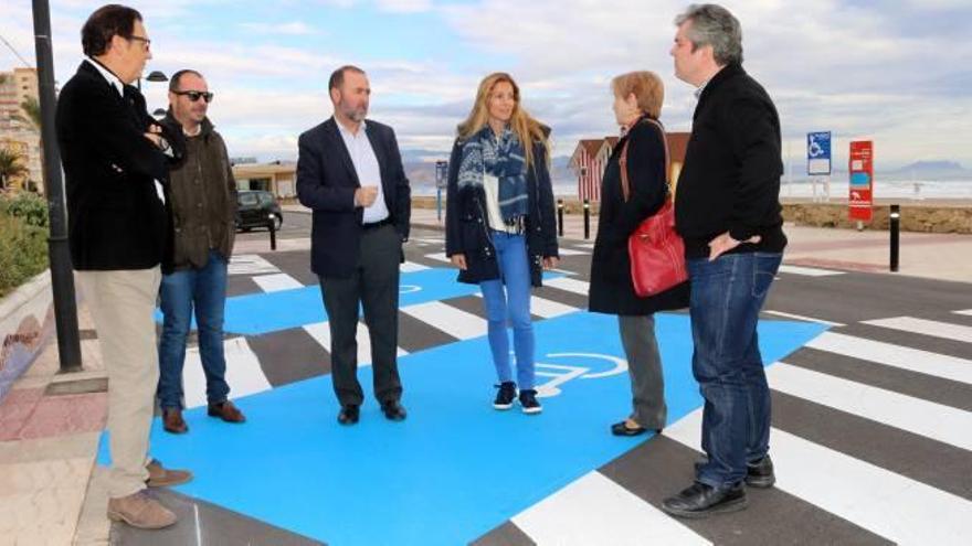 Visita del alcalde y varios ediles a los aparcamientos accesibles.