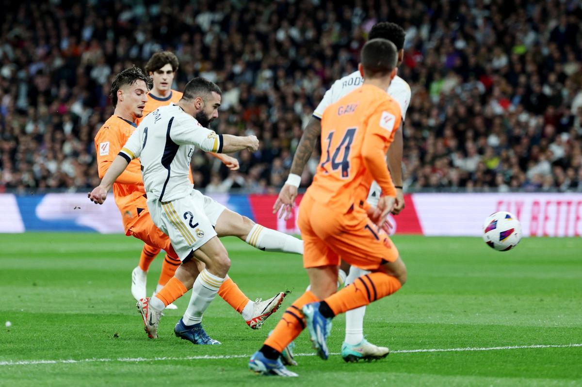 Dani Carvajal dispara en la jugada del primer gol del Real Madrid ante el Valencia