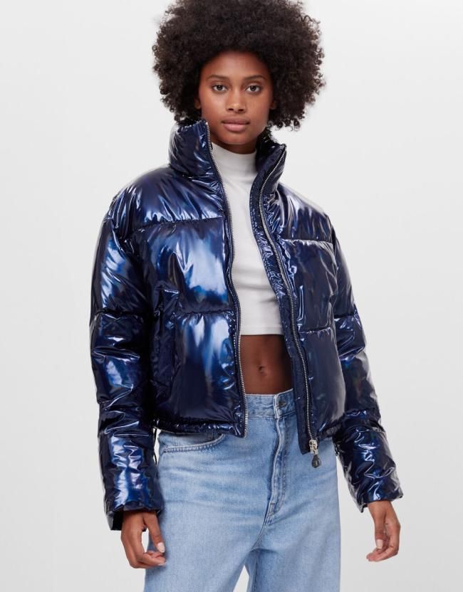 Cazadora puffy holográfica por 23,99 euros
