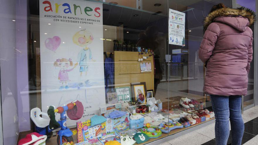 Aranes inaugura su mercadillo en el centro Pontiñas