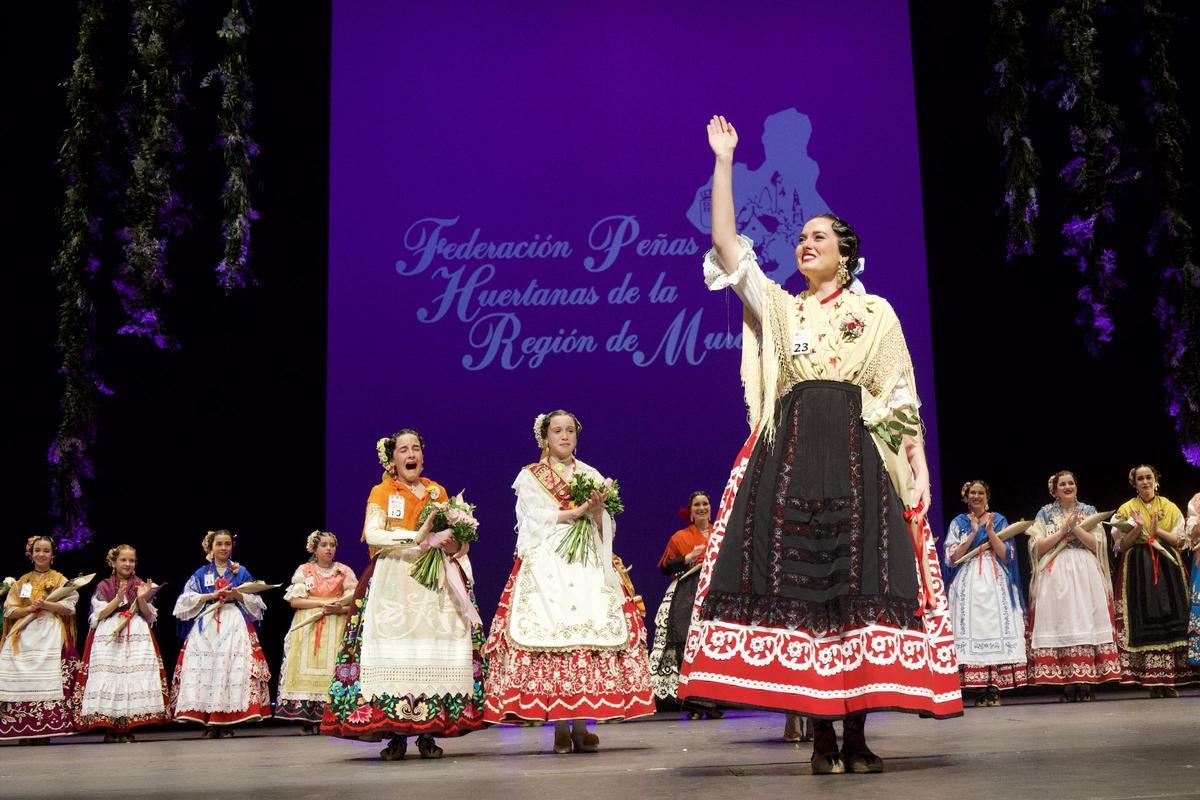 Las recién elegidas Reinas de la Huerta Mayor e Infantil de 2024, felices al término de una gala celebrada en el Auditorio Víctor Villegas de Murcia.