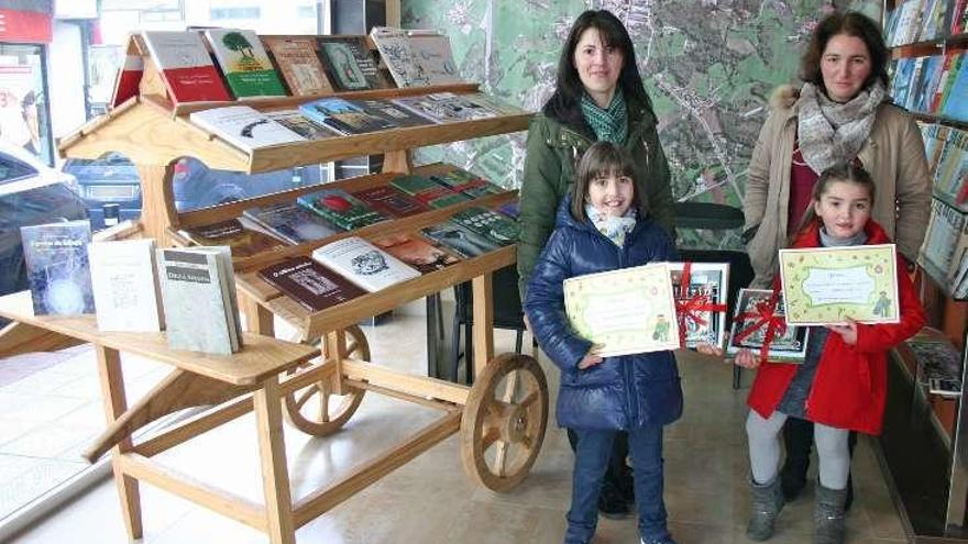 Nuria Rodríguez e Nerea Sueiro amosan os seus diplomas.