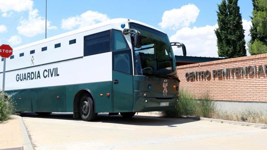 El bus de la Guàrdia Civil amb Junqueras, Romeva, Sánchez i Cuixart arriba a la presó de Brians II