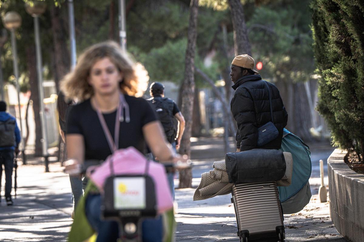 Barcelona desaloja a una treintena de personas sin hogar del parque Joan Miró