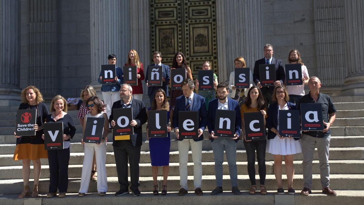 Acto de apoyo a una iniciativa en contra de la violencia contra la infancia.