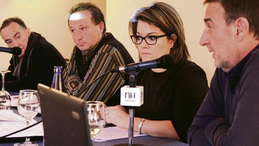 Ana Mulas preside una reunión de los regantes.