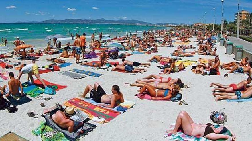 El abarrote que explica el éxito fiscal: la gran campaña ha devuelto la facturación a los mejores años. En la foto, Playa de Palma en julio.