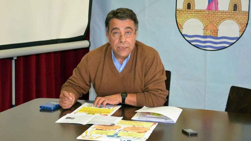 El concejal de Bienestar Social, Antonio Vega, durante la presentación de las jornadas en el Ayuntamiento.