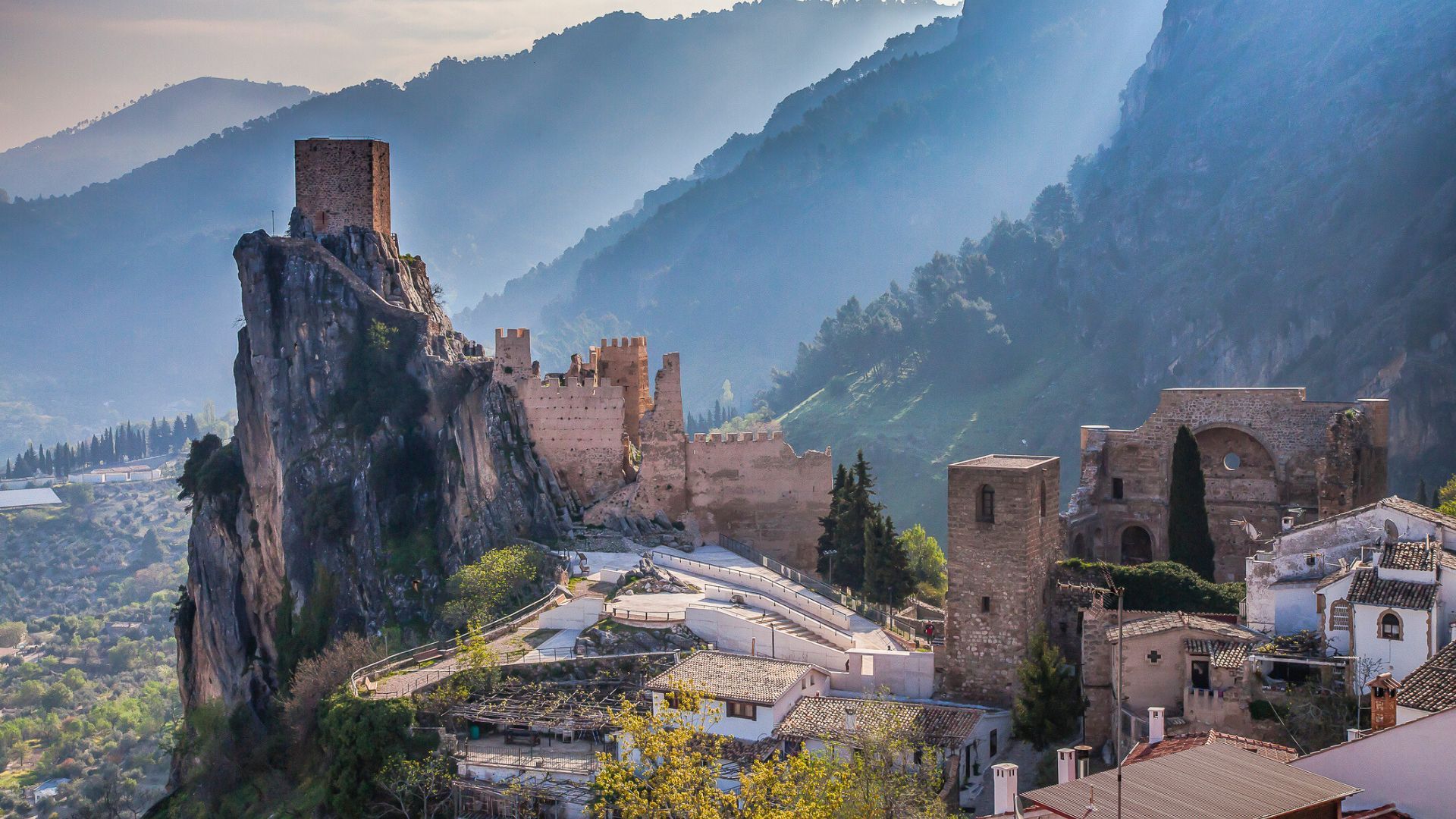 El pueblo de Jaén coronado por un castillo y que sirve como puerta de entrada a la Sierra de Cazorla