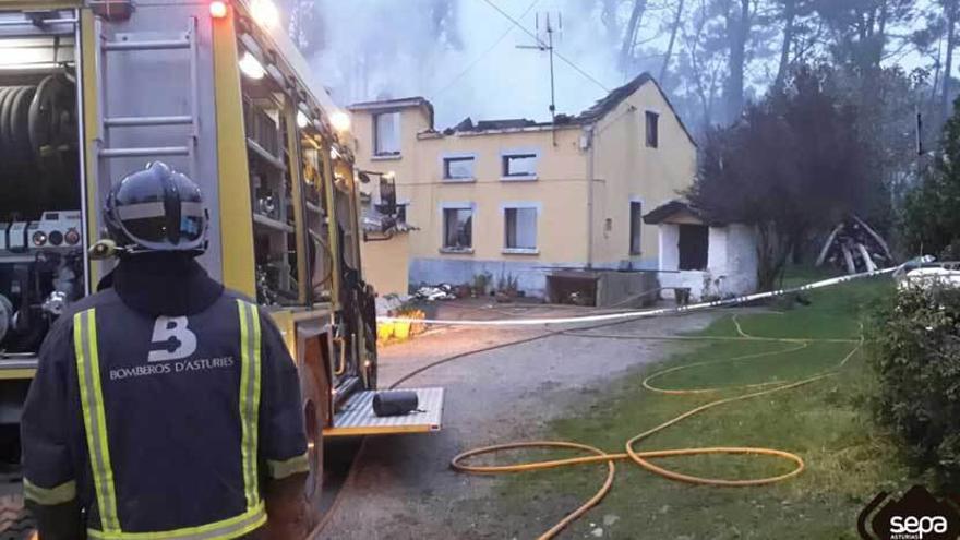 Los bomberos, ante la casa, en Godella.