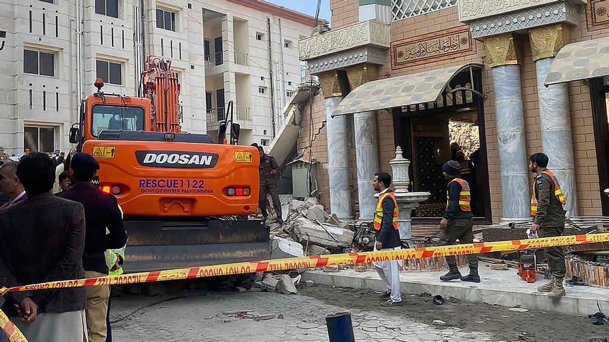 Miembros de rescate y de la policía acordonando la zona afectada de la mezquita tras el atentado