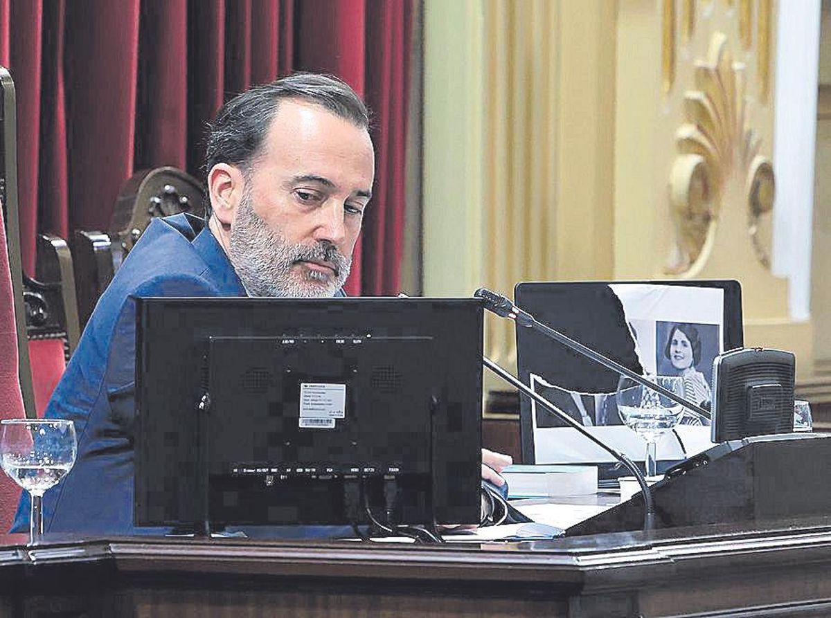El todavía presidente del Parlament, Gabriel Le Senne, con la foto rasgada de Aurora Picornell.