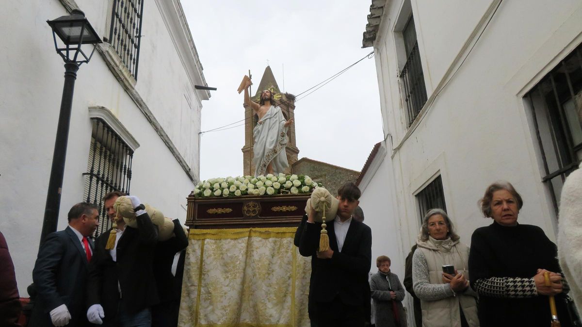 El Resucitado en su breve itinerario por las calles de Monesterio