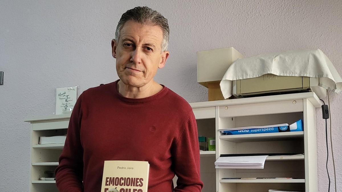 Pedro Jara con un ejemplar de su libro 'Emociones fósiles'.