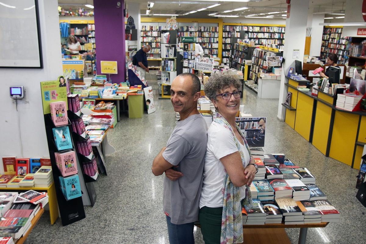 José Antonio Ruiz y Pilar Villasana, fundadores de la Librería Luces, en 2018 en la planta principal del antiguo local.