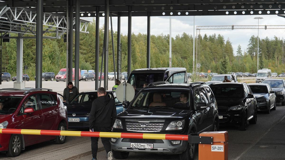 Coches hacen cola para entrar en Finlandia, procedentes de Rusia, en el paso fronterizo de Vaalimaa, a tres horas en coche desde San Petersburgo.