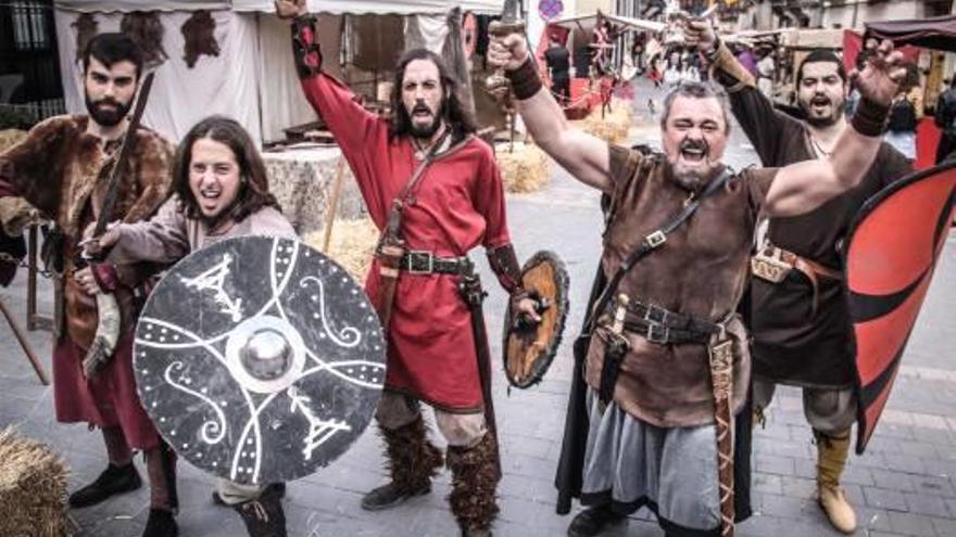 El espectáculo está garantizado en el mercado medieval, como se puede comprobar en estas imágenes captadas en la tarde de ayer.