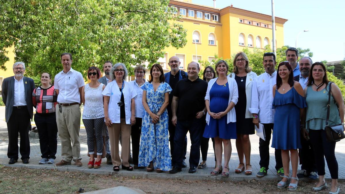 La consellera de Salut, Alba Vergés, junto a los alcaldes de los municipios de la zona y trabajadores a las puertas del Hospital