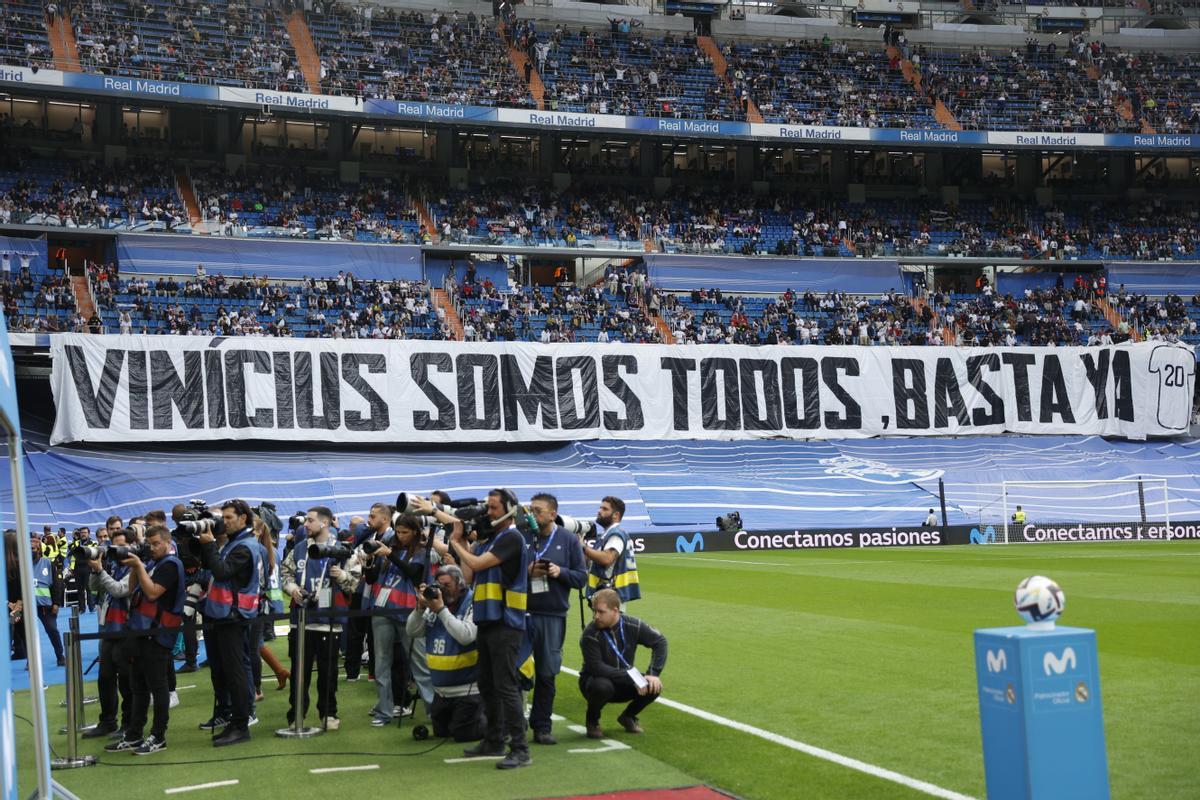 MADRID, 24/05/2023.- Fotografía de una pancarta de apoyo a Vinícius Jr. en un acto con motivo de los casos de racismo ocurridos en el partido anterior ante el Valencia este miércoles, previo al partido de LaLiga entre el Rayo Vallecano y el Real Madrid, en el estadio Santiago Bernabéu de Madrid. EFE/ Rodrigo Jiménez