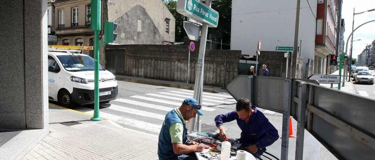 Operarios, el pasado jueves, rematando los trabajos en el casco urbano estradense. // Bernabé/Cris M.V.