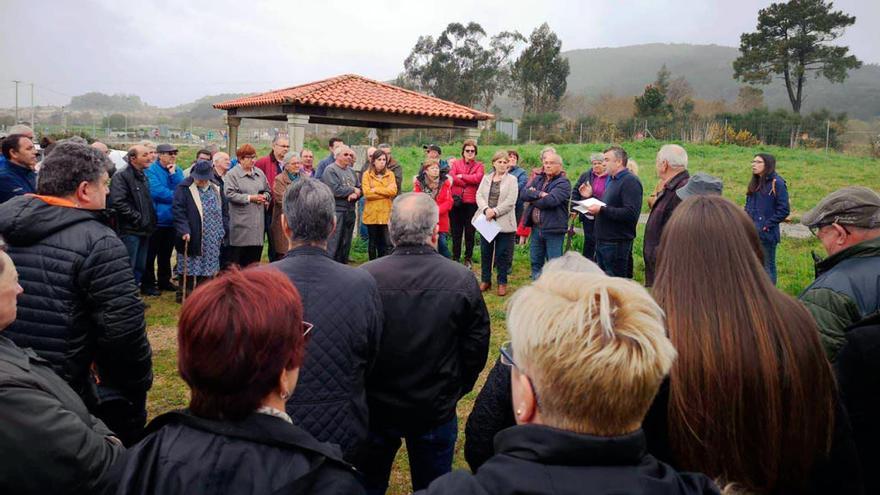 Vecinos concentrados en Fontebieita, zona que la Comunidad de Montes quiere reforestar. // D.B.M.