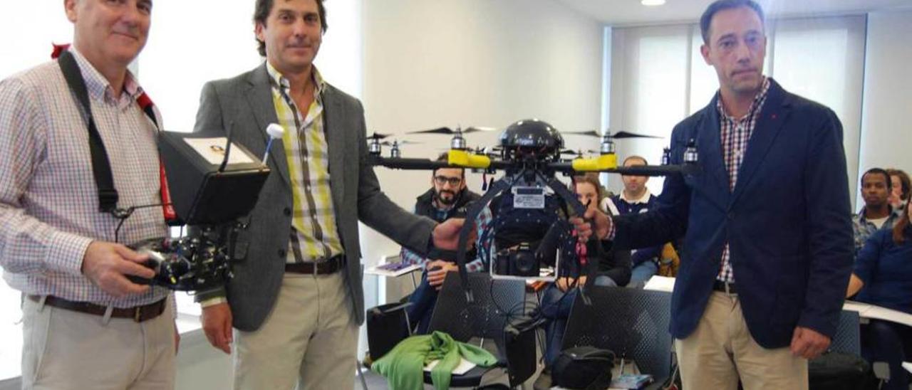 Lucio Carriles, Jorge Arias y Marcelino Artime, con un dron, ayer, durante la jornada técnica de Santolaya de Cabranes.