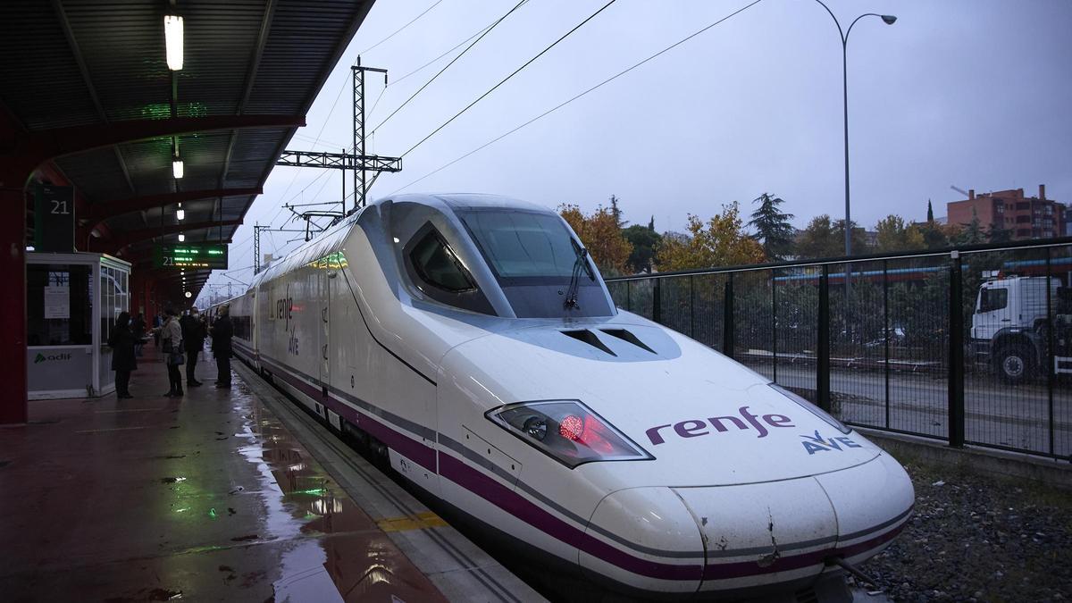 Tren AVE entre Ourense y Madrid en una imagen de archivo