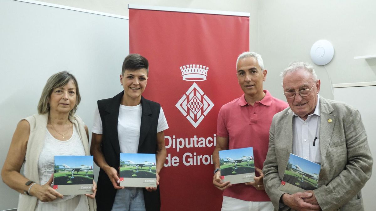 Els autors amb la diputada Natàlia Figueras i Rosa M. Gil, directora de la col·lecció.