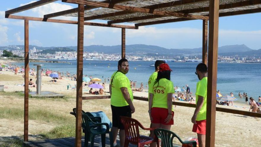 Personal municipal de socorrismo y salvamento, en la playa de Rodeira. | // G.NÚÑEZ