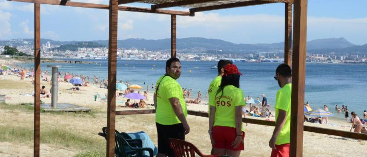 Personal municipal de socorrismo y salvamento, en la playa de Rodeira. |   // G.NÚÑEZ