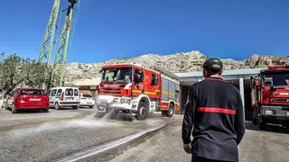 Un incendio forestal en Villena moviliza cinco medios aéreos