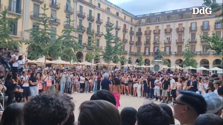 VÍDEO | Imatges de la trobada de "farmear aura" d'aquest dilluns a la plaça independència de Girona