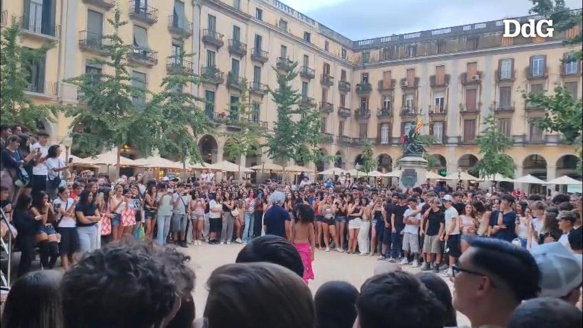 VÍDEO | Imatges de la trobada de "farmear aura" d'aquest dilluns a la plaça independència de Girona
