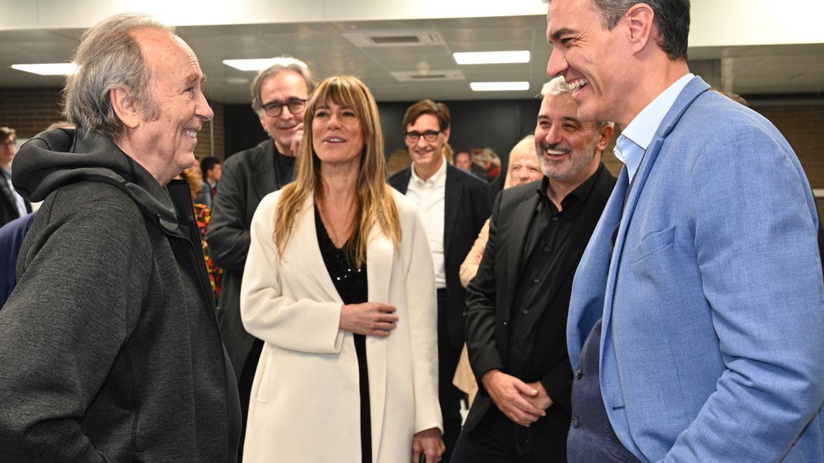 Joan Manuel Serrat junto a Pedro Sánchez.