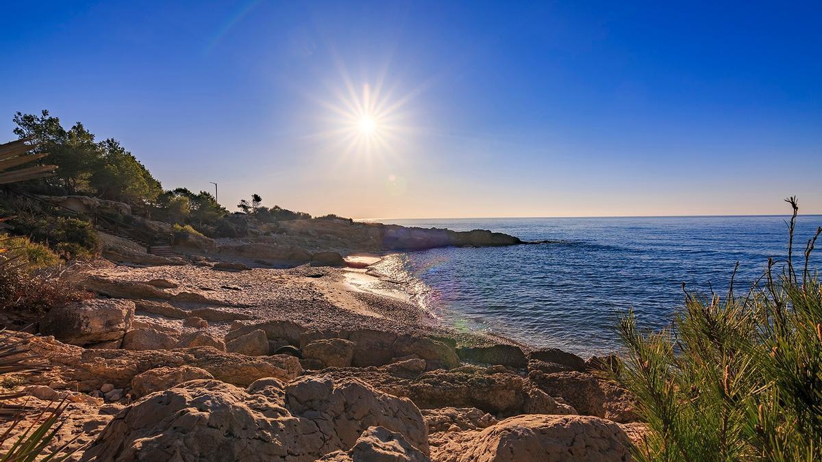 La Cala Blanca, en la entrada a la Serra d’Irta, en Alcossebre.