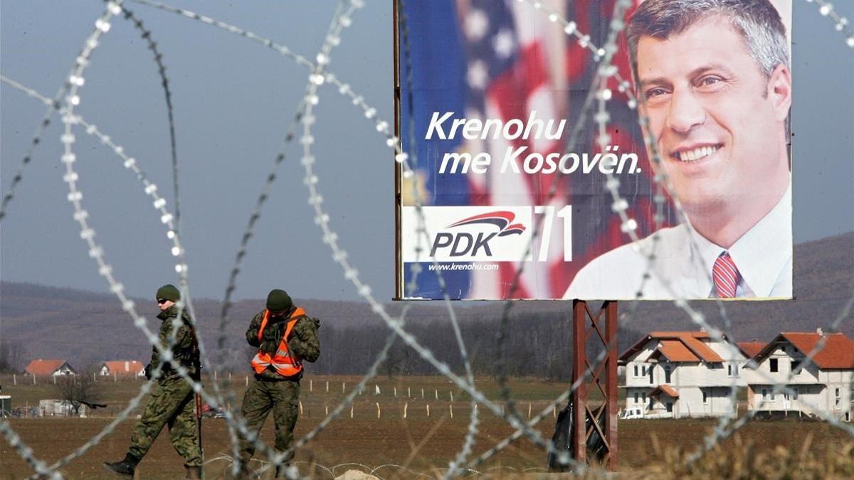 Un retrato del exprimer ministro de Kosovo Hashim Thaci, en el punto de control de la OTAN de Gerlica (Kosovo), el 13 de febrero del 2008