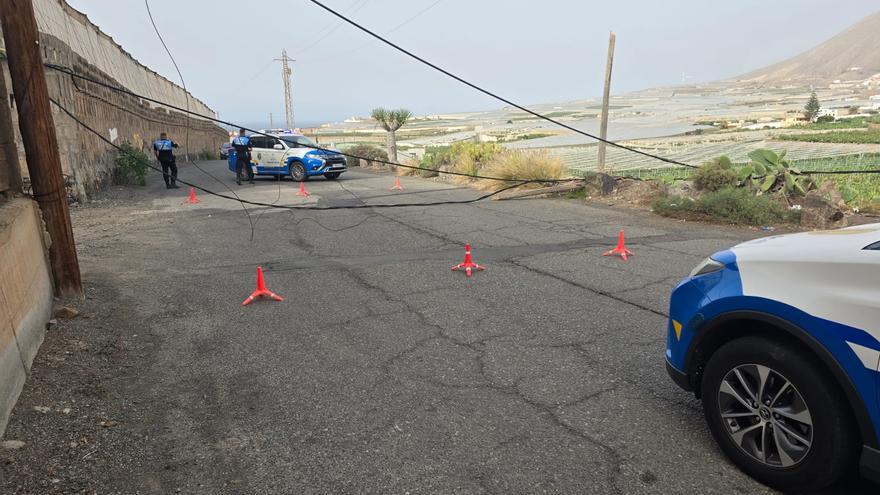 Un camión tumba un cable de telefonía en El Agujero, Gáldar