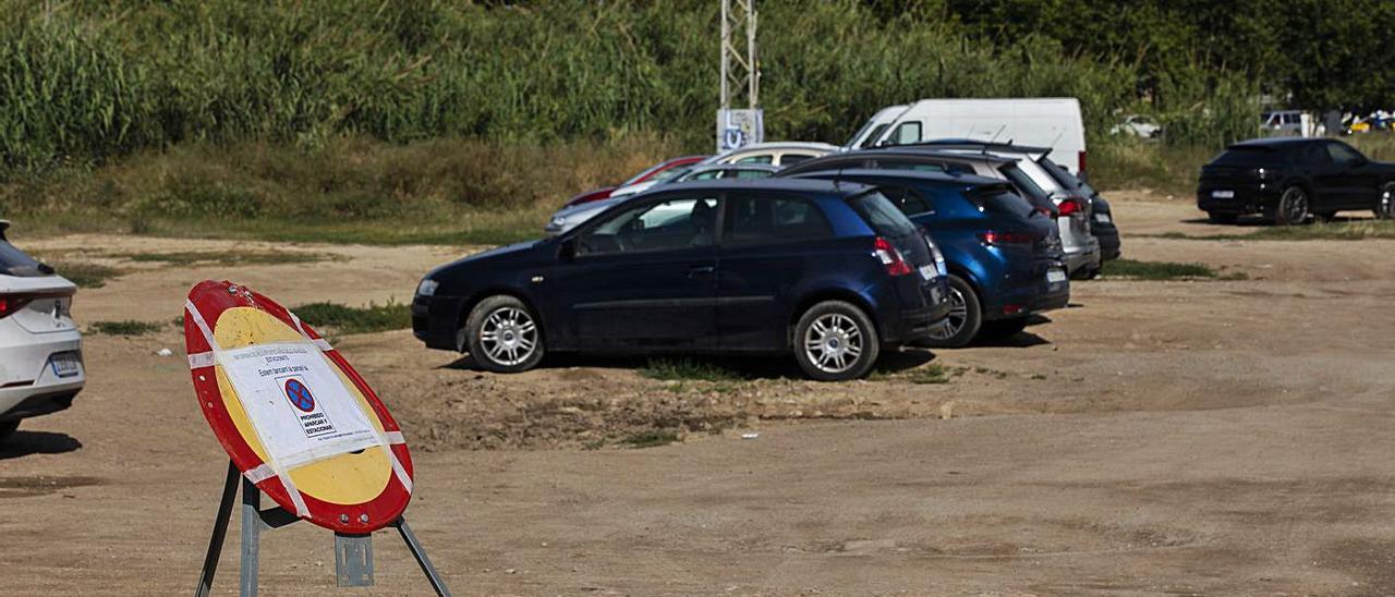 Coches aparcados en los terrenos que serán vallados por las promotoras de Benimaclet. | G.CABALLERO