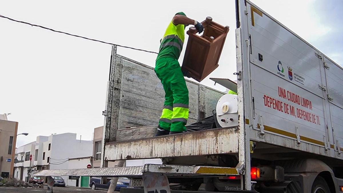 Trabajador recogiendo basura en Arrecife
