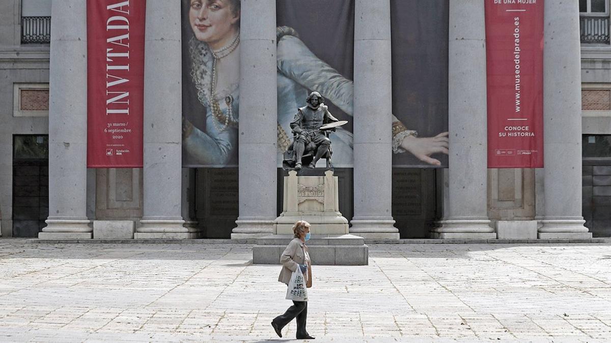 Una mujer pasa junto al Museo del Prado, este sábado 9 de mayo